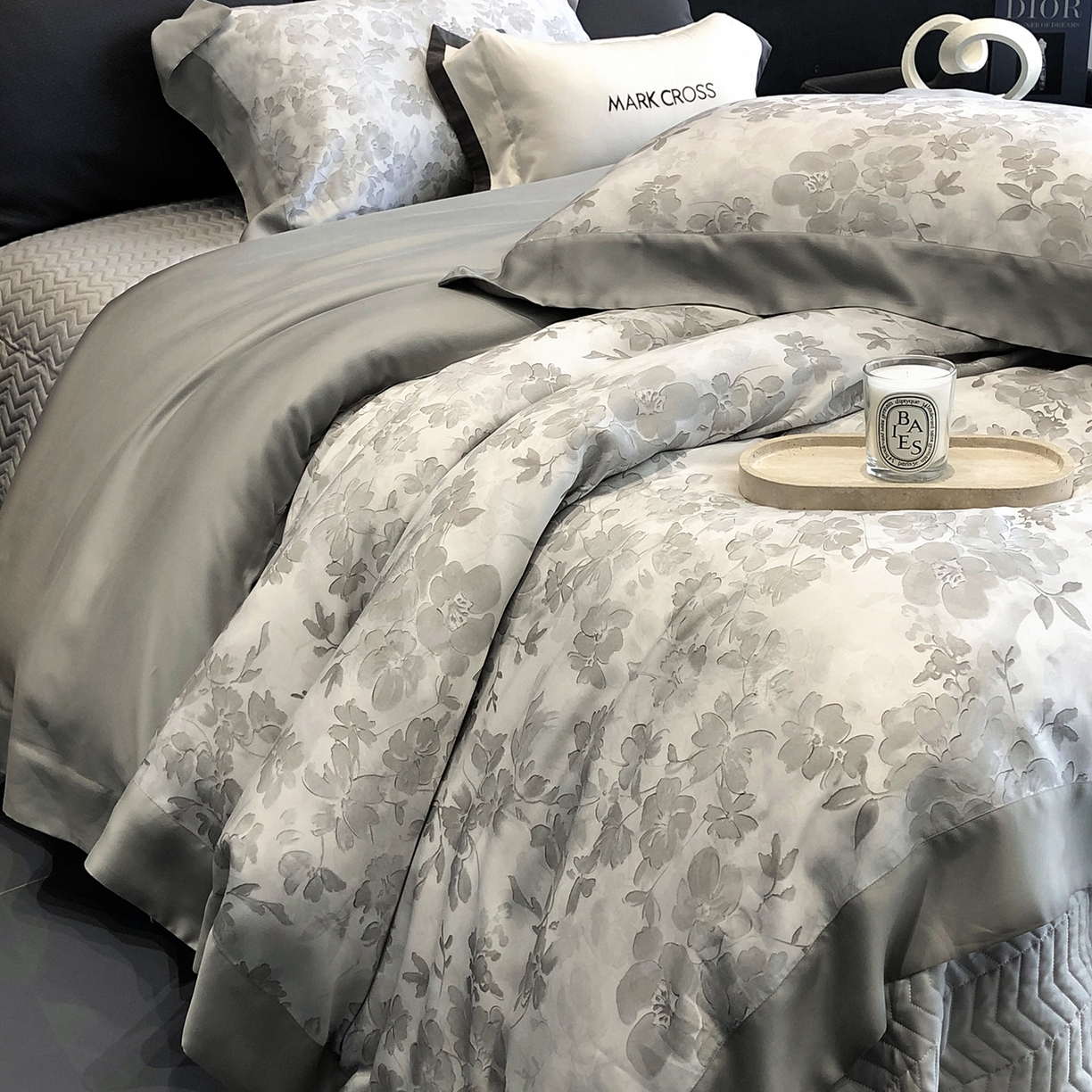 91家纺网 家纺一手货源 找家纺 佳汐蓝家纺 2025新款奶基米磨毛四件套系列 樱花风铃-银云灰