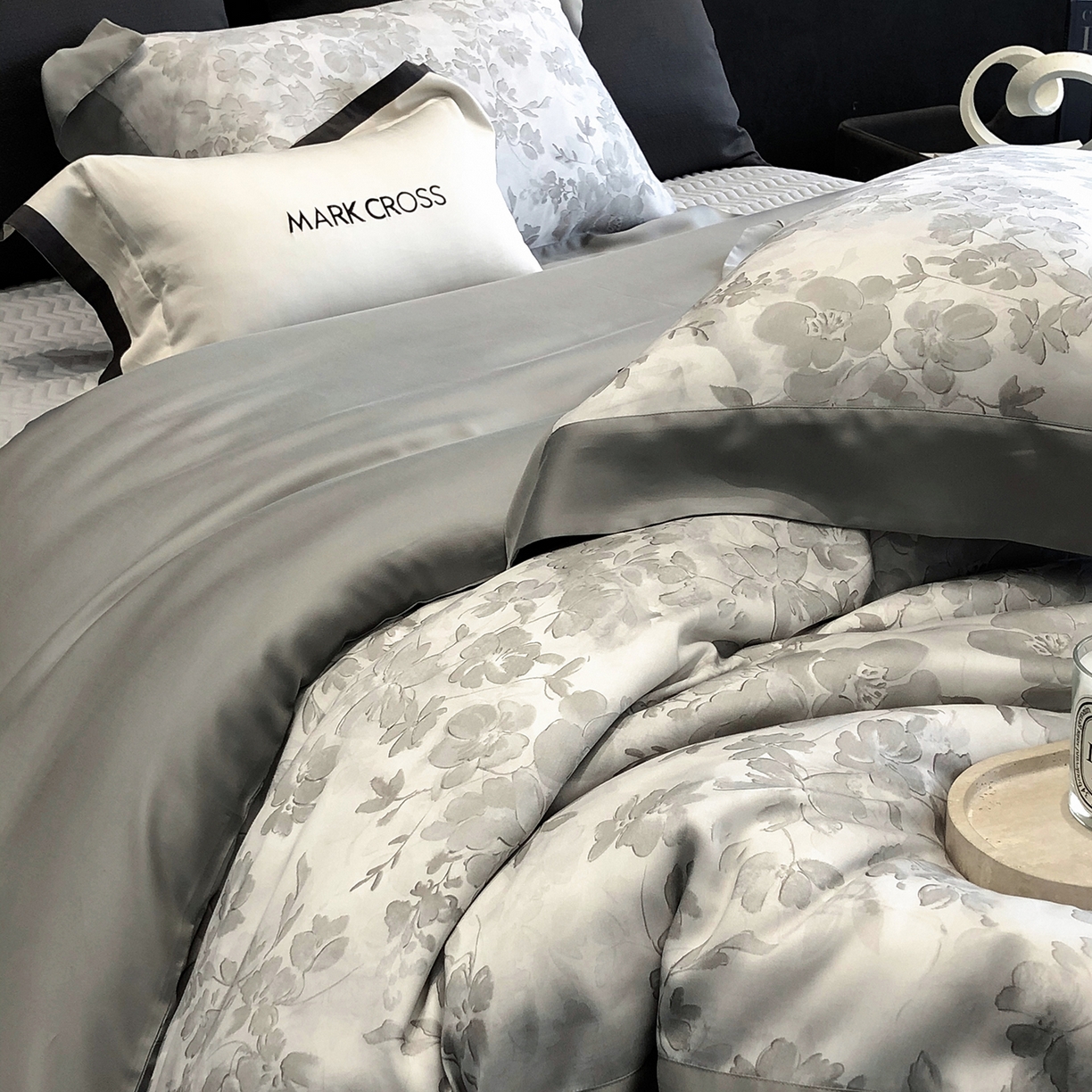 91家纺网 家纺一手货源 找家纺 佳汐蓝家纺 2025新款奶基米磨毛四件套系列 樱花风铃-银云灰