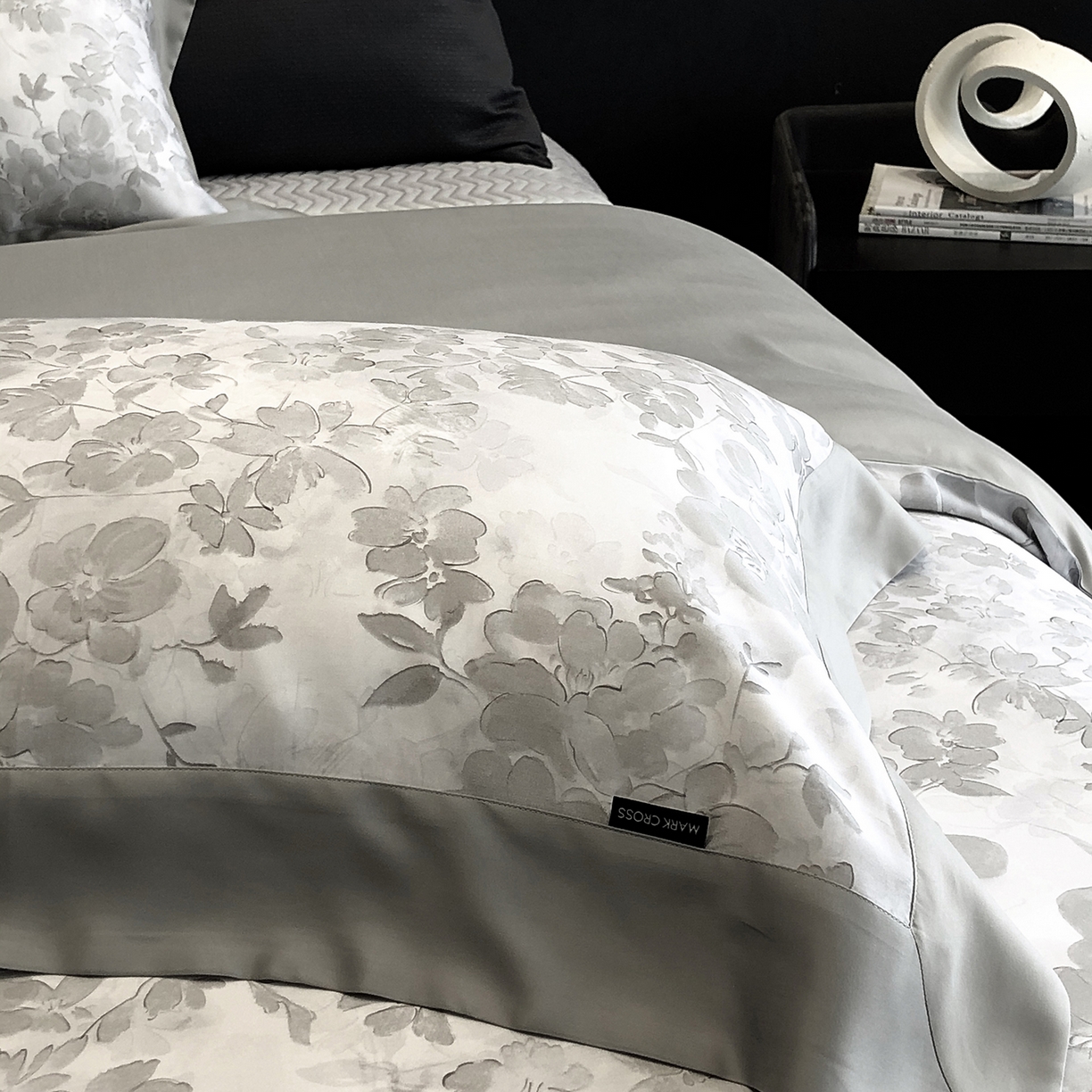 91家纺网 家纺一手货源 找家纺 佳汐蓝家纺 2025新款奶基米磨毛四件套系列 樱花风铃-银云灰