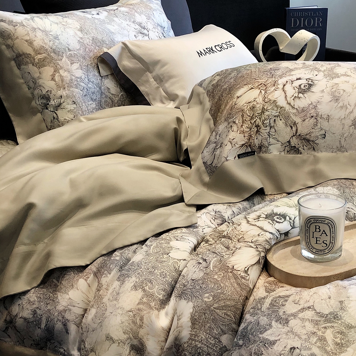 91家纺网 家纺一手货源 找家纺 佳汐蓝家纺 2025新款奶基米磨毛四件套系列 佩斯利花房-浅亚麻