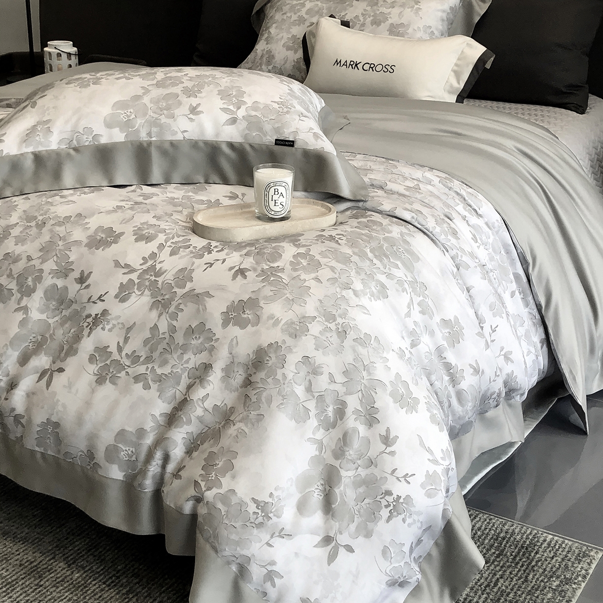 91家纺网 家纺一手货源 找家纺 佳汐蓝家纺 2025新款奶基米磨毛四件套系列 樱花风铃-银云灰