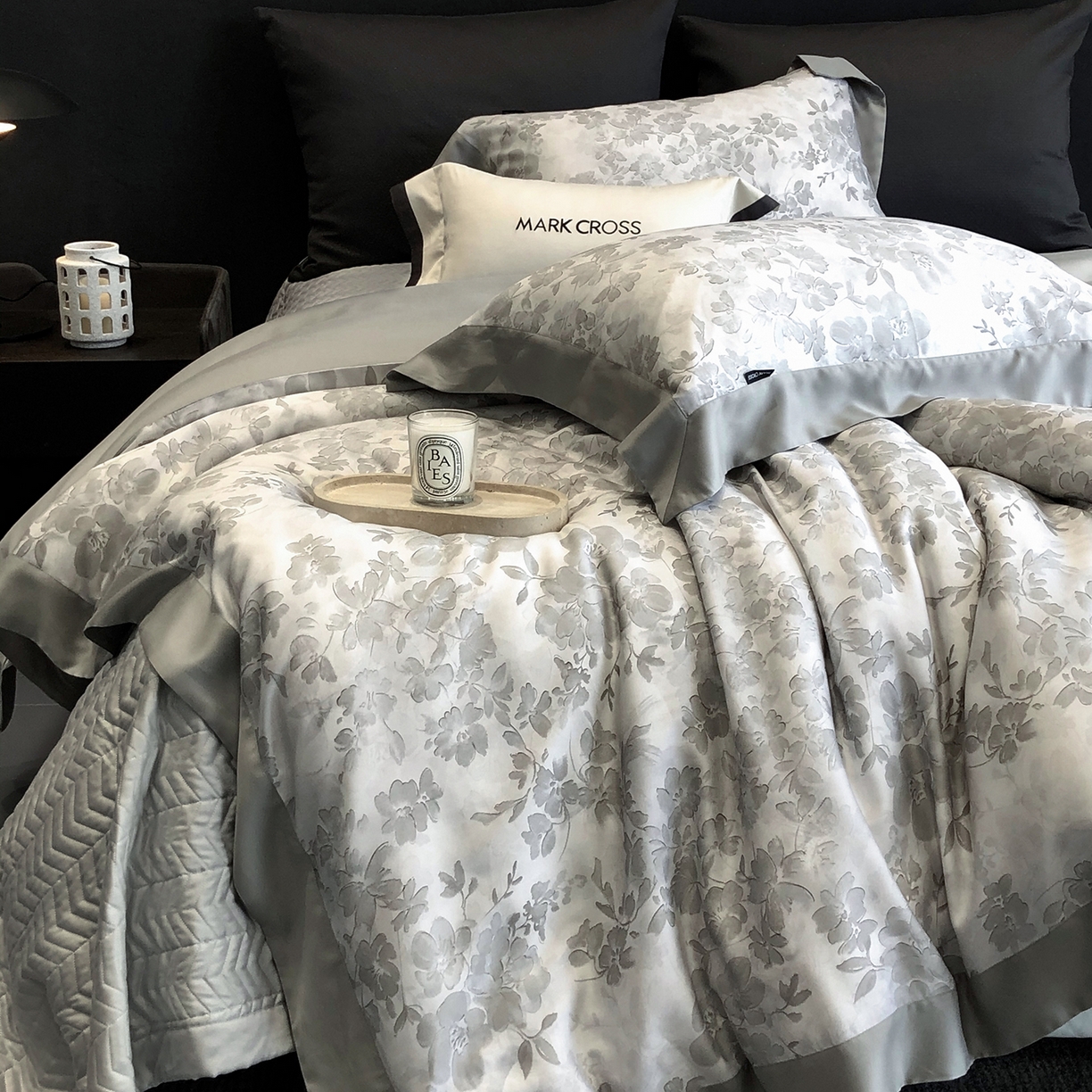 91家纺网 家纺一手货源 找家纺 佳汐蓝家纺 2025新款奶基米磨毛四件套系列 樱花风铃-银云灰