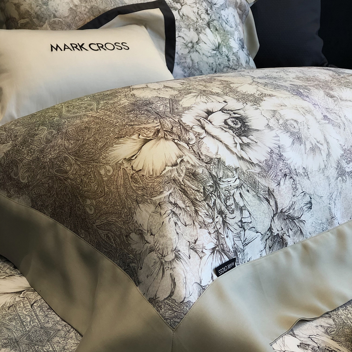 91家纺网 家纺一手货源 找家纺 佳汐蓝家纺 2025新款奶基米磨毛四件套系列 佩斯利花房-浅亚麻