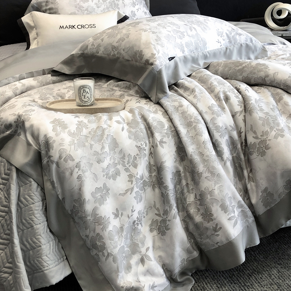 91家纺网 家纺一手货源 找家纺 佳汐蓝家纺 2025新款奶基米磨毛四件套系列 樱花风铃-银云灰