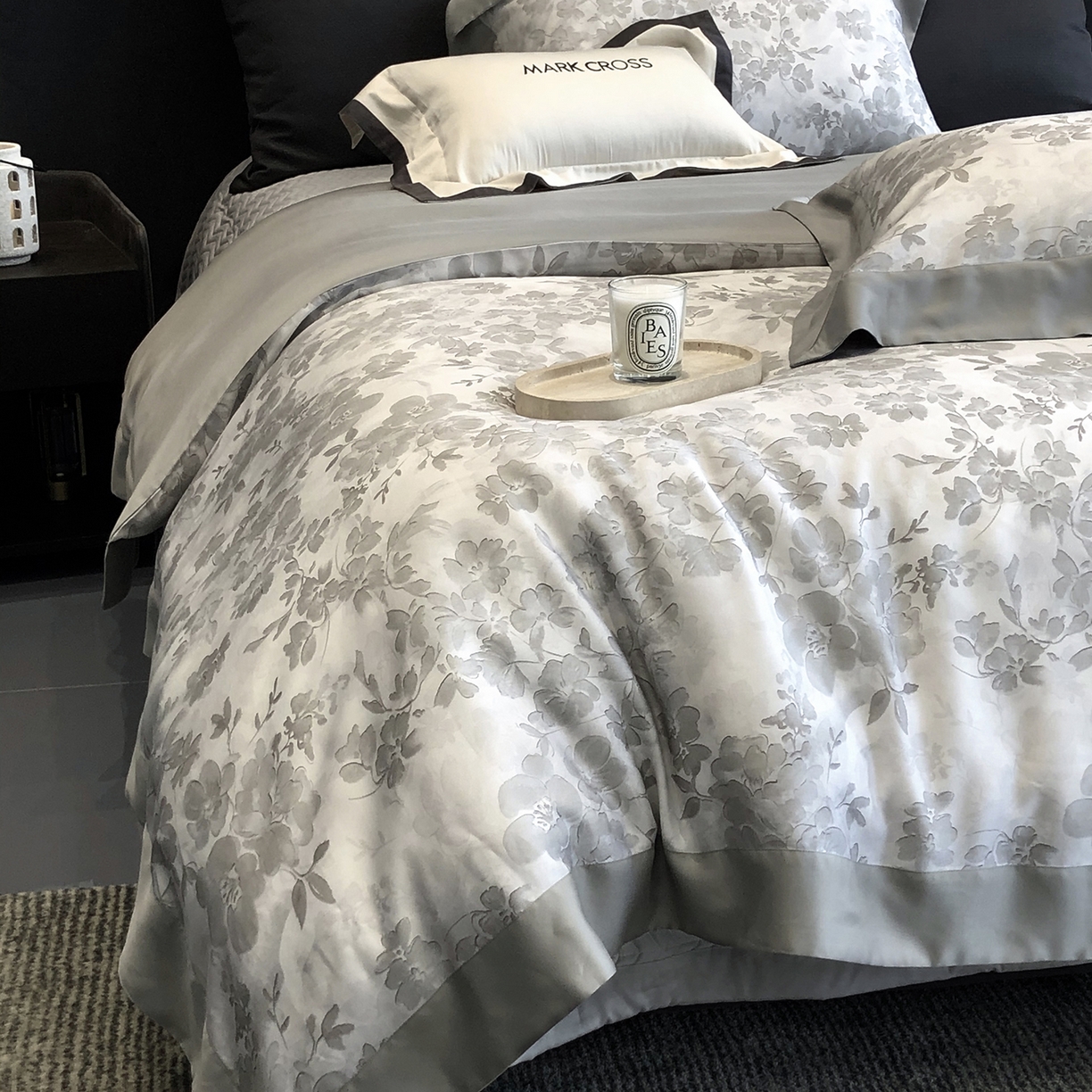 91家纺网 家纺一手货源 找家纺 佳汐蓝家纺 2025新款奶基米磨毛四件套系列 樱花风铃-银云灰