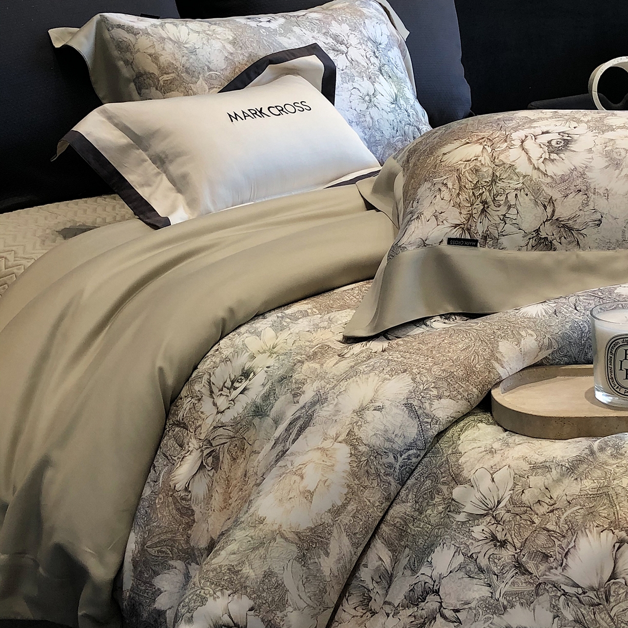 91家纺网 家纺一手货源 找家纺 佳汐蓝家纺 2025新款奶基米磨毛四件套系列 佩斯利花房-浅亚麻