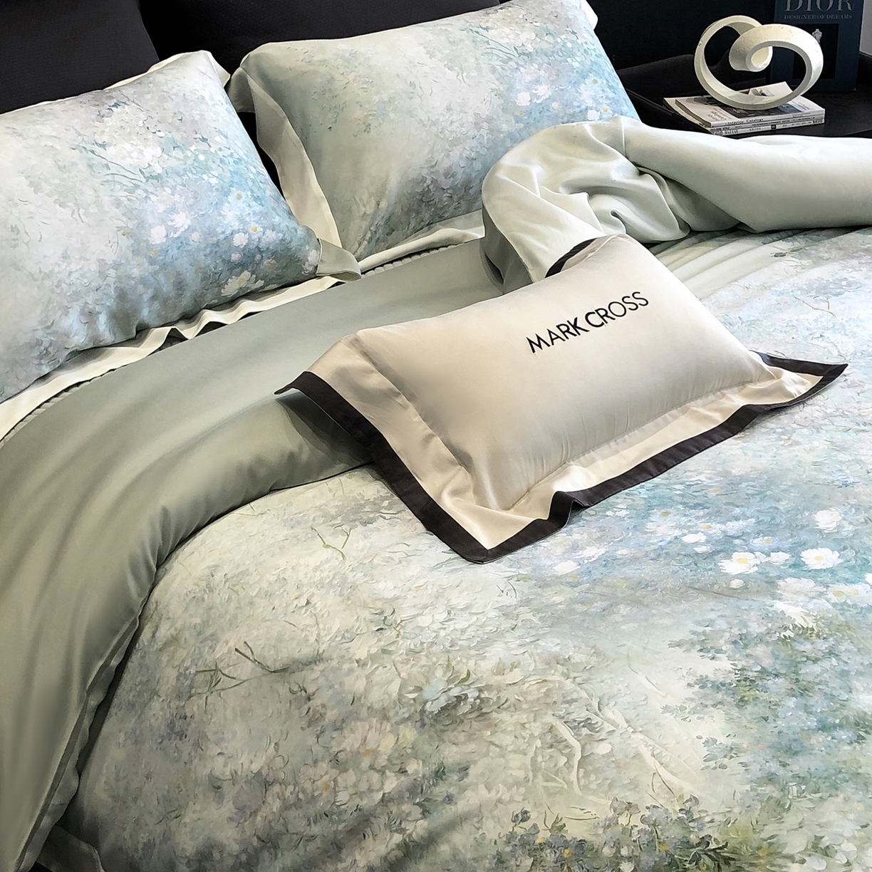 91家纺网 家纺一手货源 找家纺 佳汐蓝家纺 2025新款奶基米磨毛四件套系列 松蓝睡莲-青丘蓝