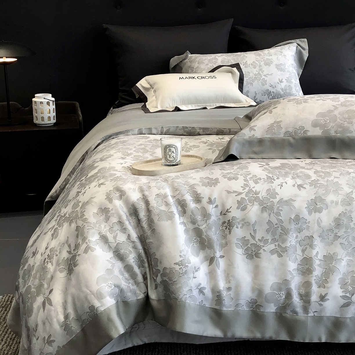 91家纺网 家纺一手货源 找家纺 佳汐蓝家纺 2025新款奶基米磨毛四件套系列 樱花风铃-银云灰