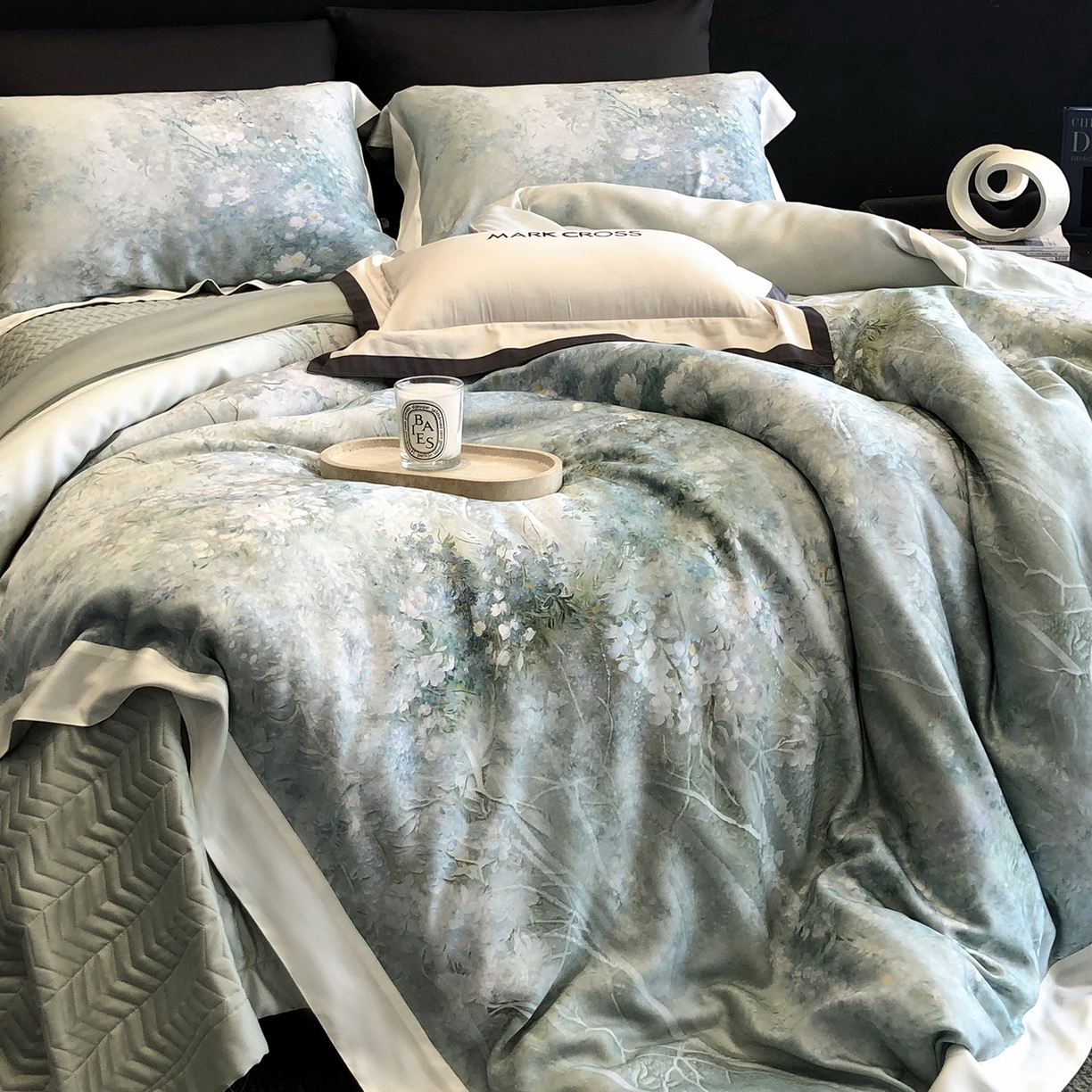 91家纺网 家纺一手货源 找家纺 佳汐蓝家纺 2025新款奶基米磨毛四件套系列 松蓝睡莲-青丘蓝