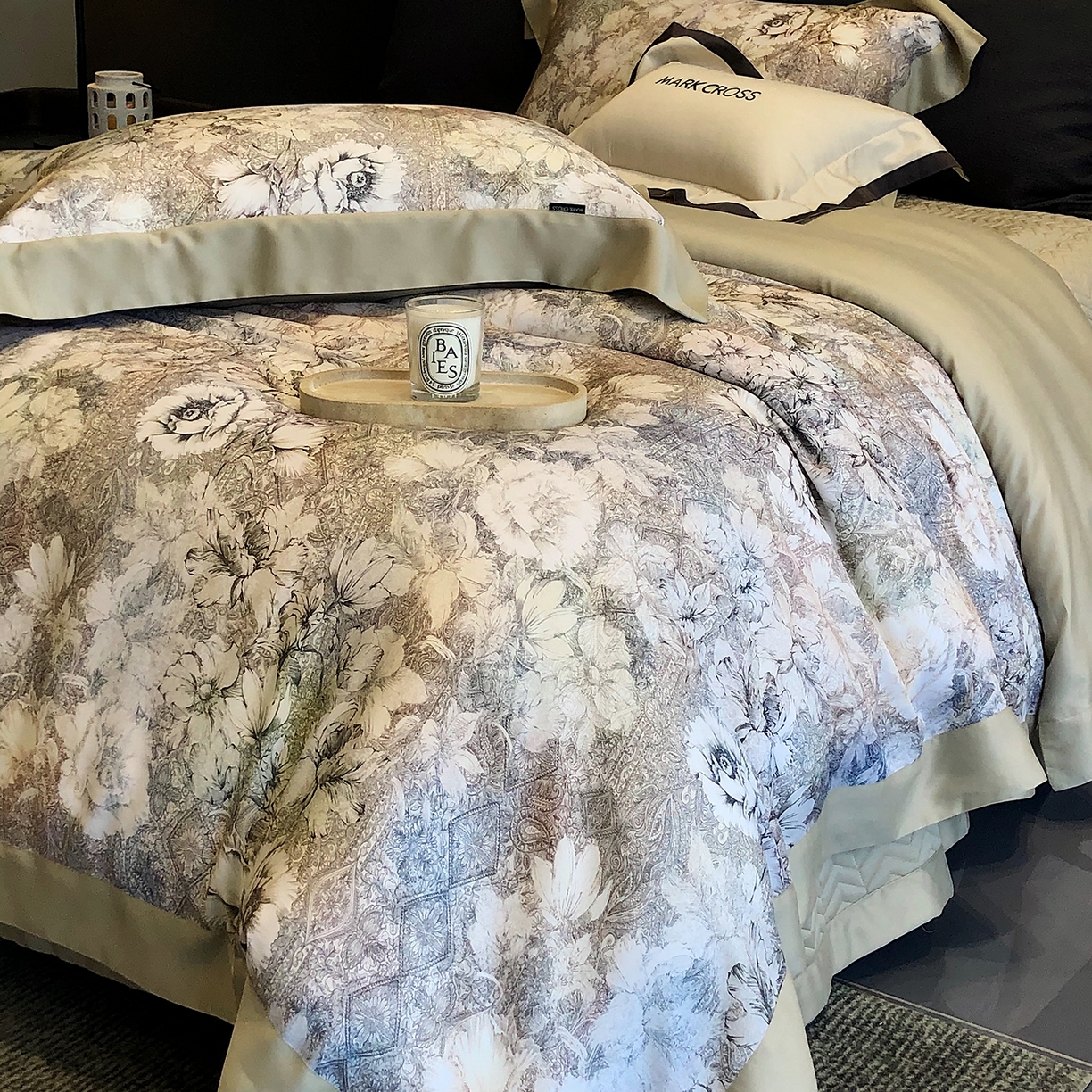 91家纺网 家纺一手货源 找家纺 佳汐蓝家纺 2025新款奶基米磨毛四件套系列 佩斯利花房-浅亚麻