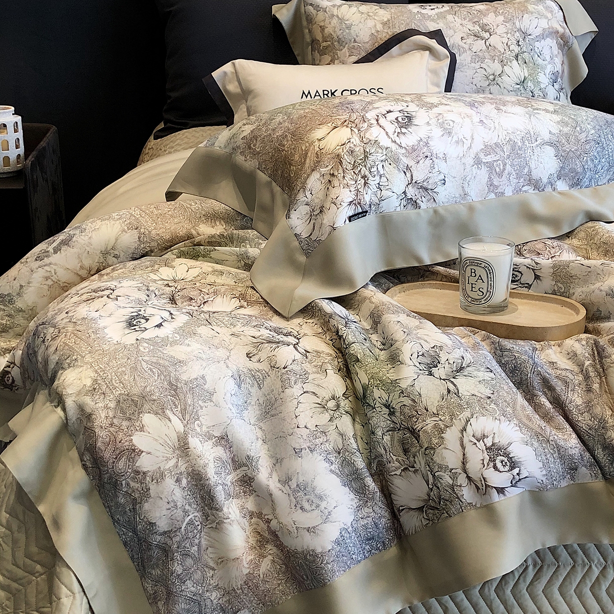 91家纺网 家纺一手货源 找家纺 佳汐蓝家纺 2025新款奶基米磨毛四件套系列 佩斯利花房-浅亚麻