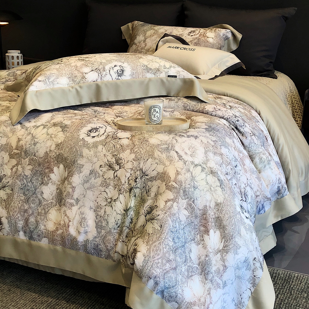 91家纺网 家纺一手货源 找家纺 佳汐蓝家纺 2025新款奶基米磨毛四件套系列 佩斯利花房-浅亚麻