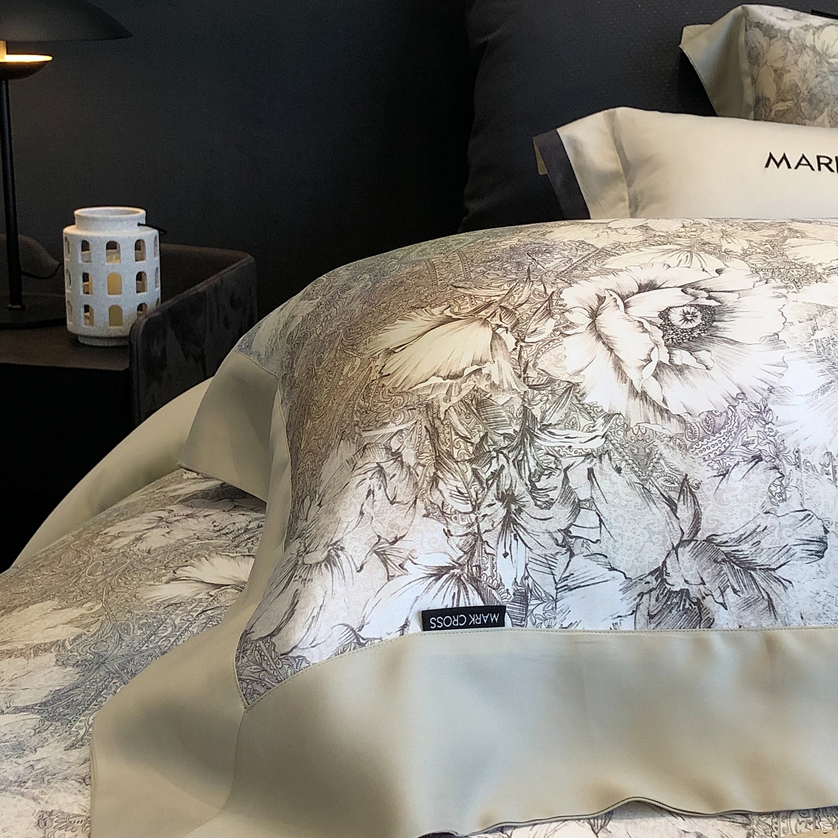 91家纺网 家纺一手货源 找家纺 佳汐蓝家纺 2025新款奶基米磨毛四件套系列 佩斯利花房-浅亚麻