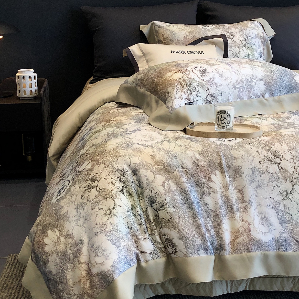 91家纺网 家纺一手货源 找家纺 佳汐蓝家纺 2025新款奶基米磨毛四件套系列 佩斯利花房-浅亚麻