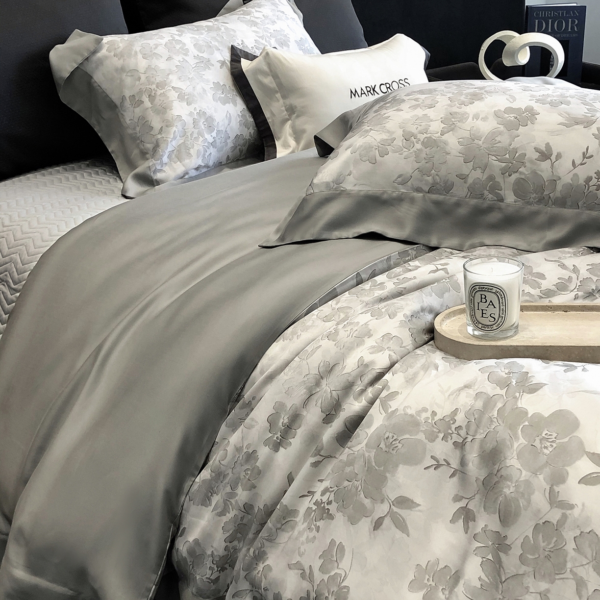 91家纺网 家纺一手货源 找家纺 佳汐蓝家纺 2025新款奶基米磨毛四件套系列 樱花风铃-银云灰