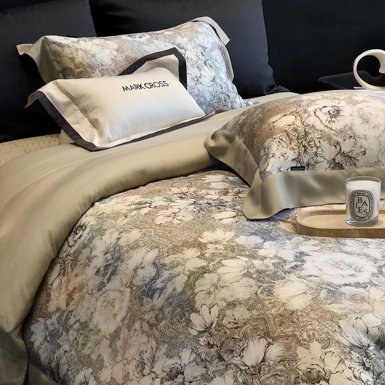 91家纺网 家纺一手货源 找家纺 佳汐蓝家纺 2025新款奶基米磨毛四件套系列 佩斯利花房-浅亚麻