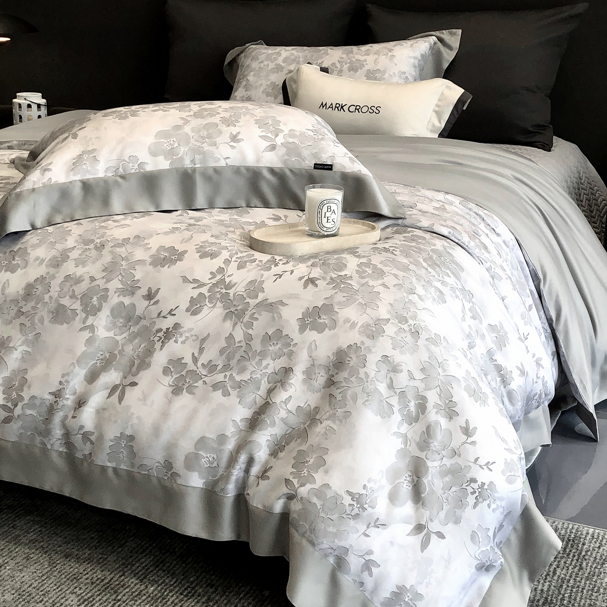 91家纺网 家纺一手货源 找家纺 佳汐蓝家纺 2025新款奶基米磨毛四件套系列 樱花风铃-银云灰