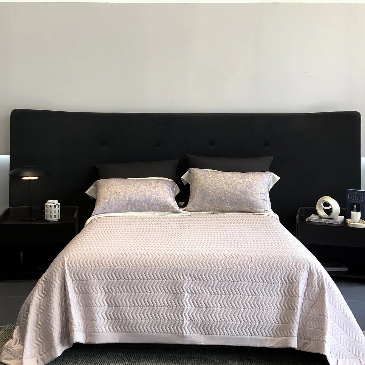 91家纺网 家纺一手货源 找家纺 佳汐蓝家纺 2025新款奶基米磨毛四件套系列 幻夜巴比伦-杜若紫