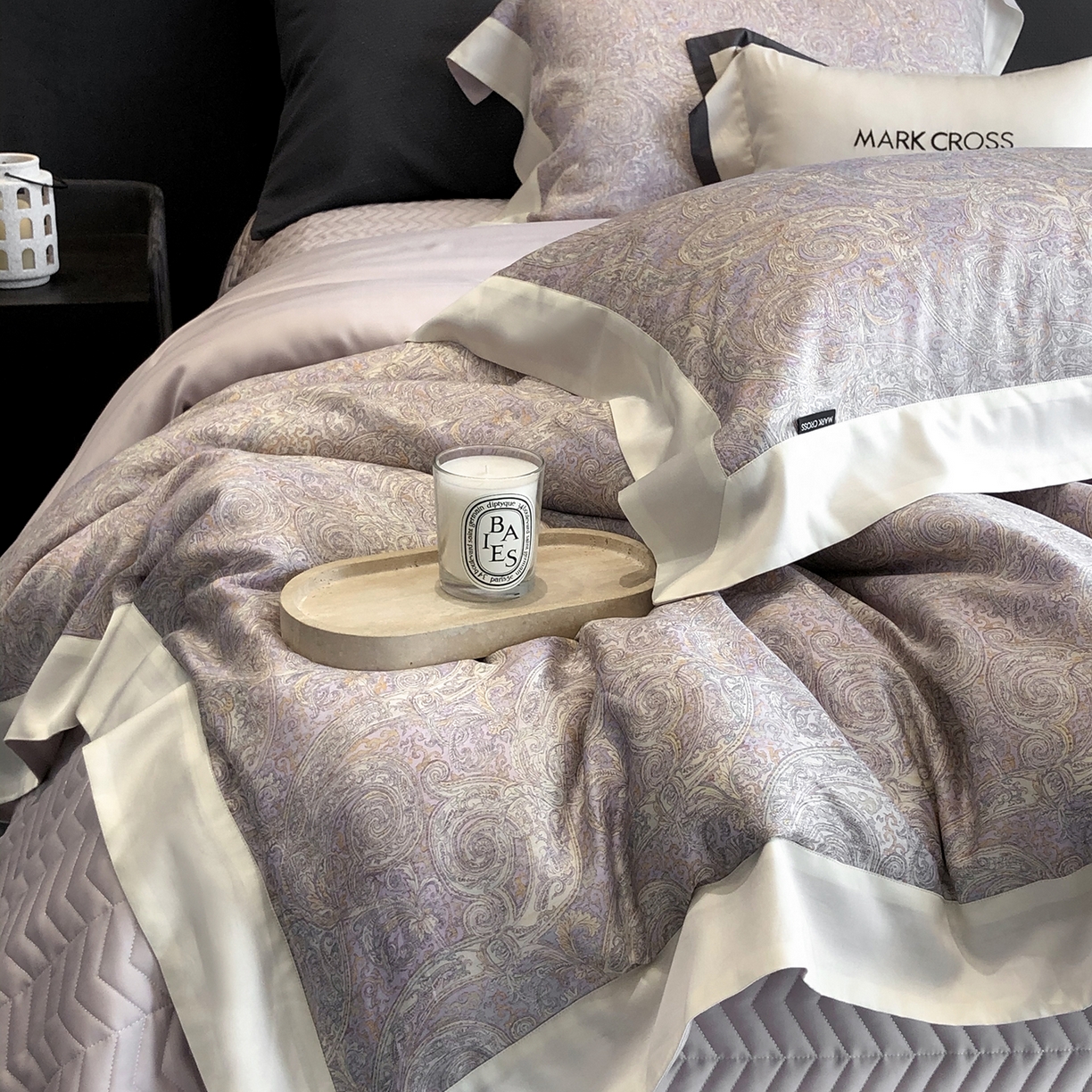 91家纺网 家纺一手货源 找家纺 佳汐蓝家纺 2025新款奶基米磨毛四件套系列 幻夜巴比伦-杜若紫