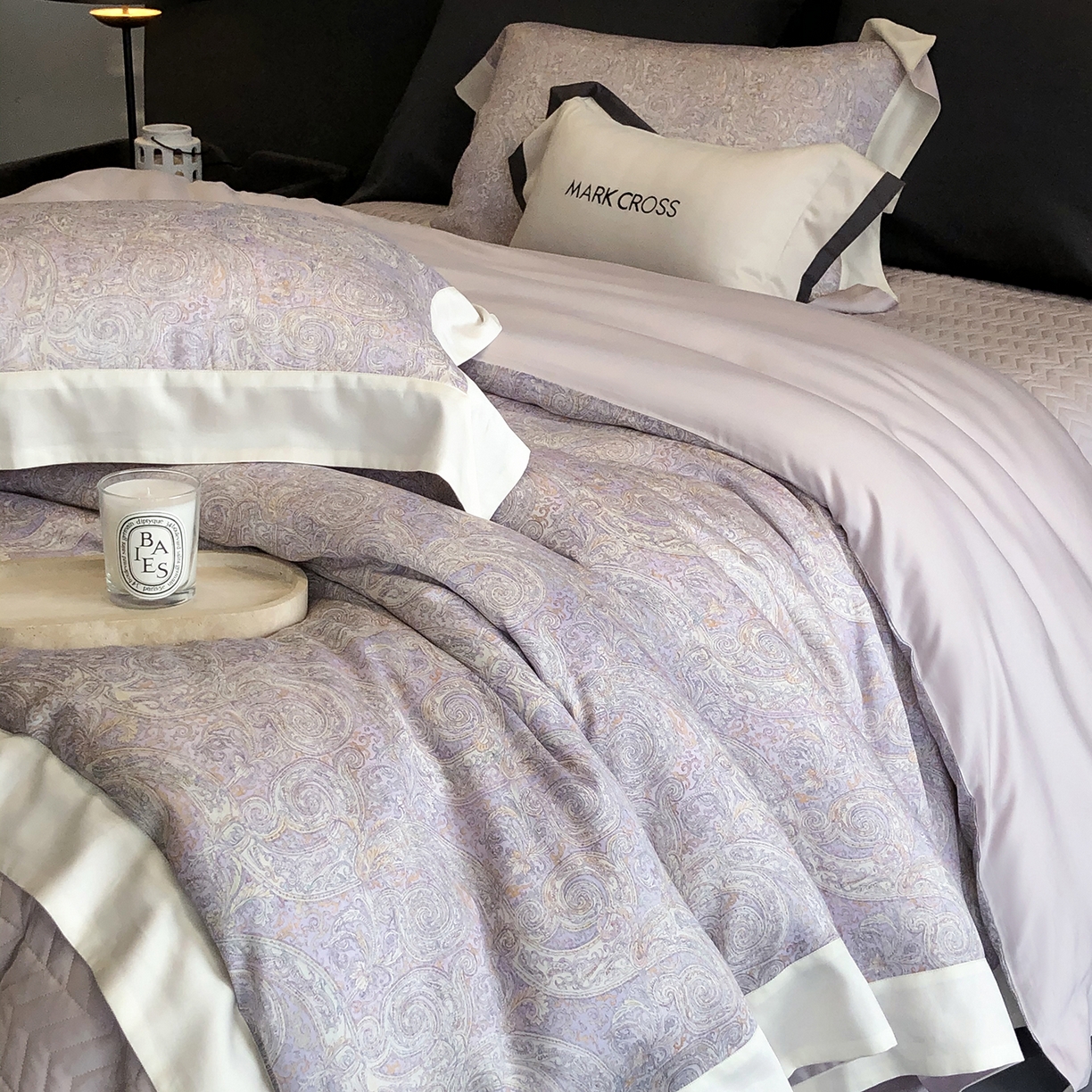 91家纺网 家纺一手货源 找家纺 佳汐蓝家纺 2025新款奶基米磨毛四件套系列 幻夜巴比伦-杜若紫