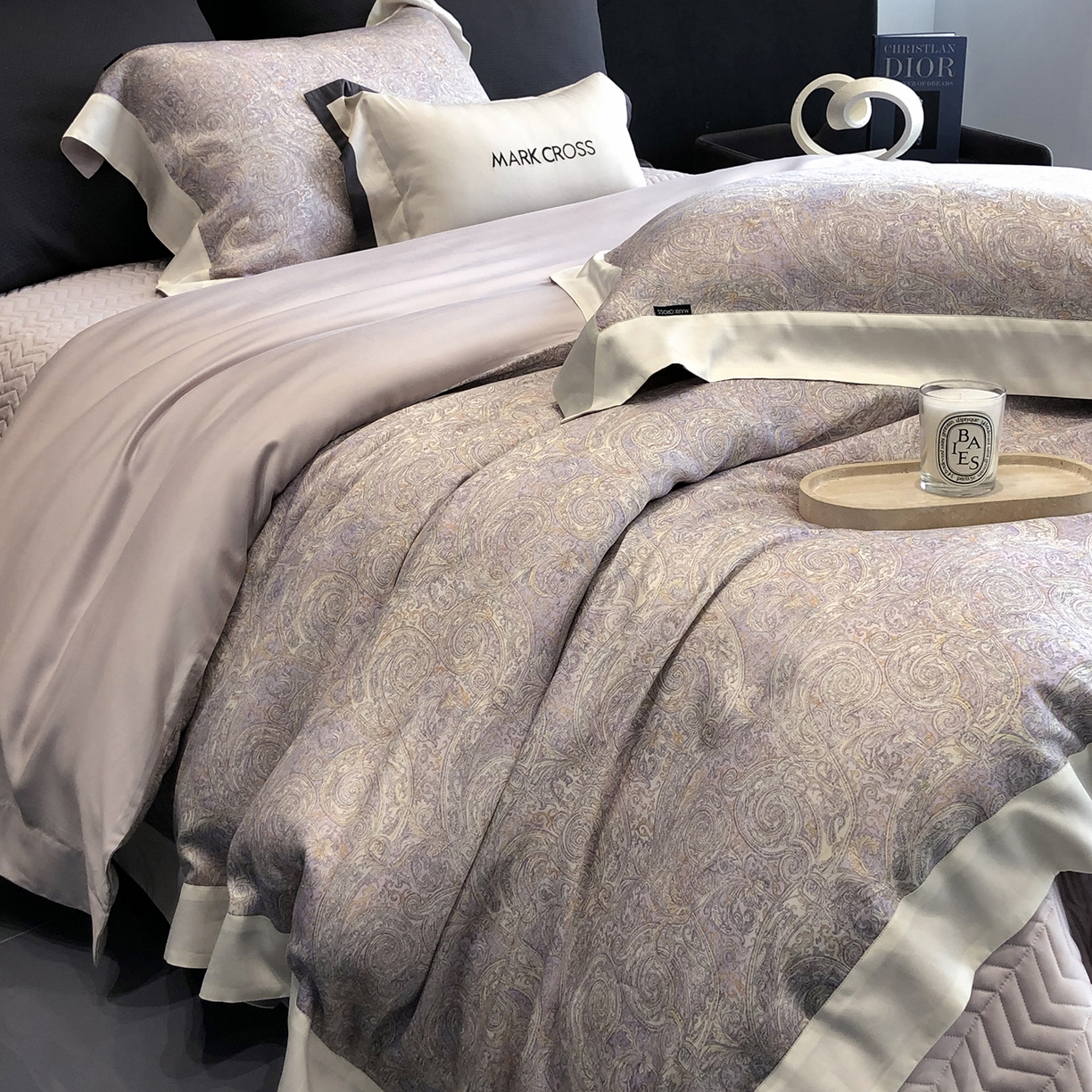 91家纺网 家纺一手货源 找家纺 佳汐蓝家纺 2025新款奶基米磨毛四件套系列 幻夜巴比伦-杜若紫