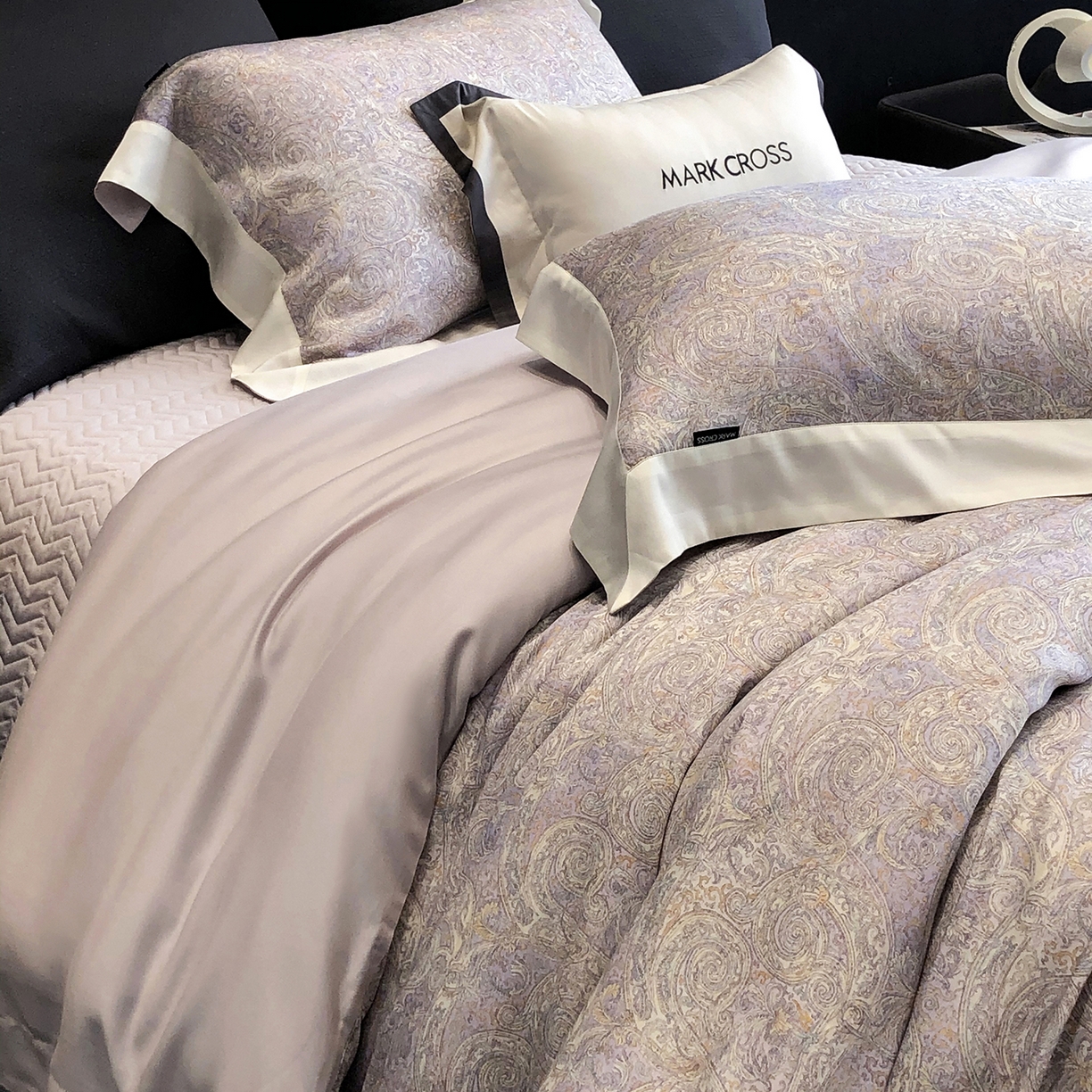 91家纺网 家纺一手货源 找家纺 佳汐蓝家纺 2025新款奶基米磨毛四件套系列 幻夜巴比伦-杜若紫