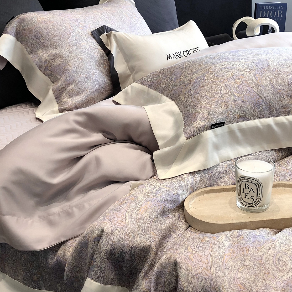 91家纺网 家纺一手货源 找家纺 佳汐蓝家纺 2025新款奶基米磨毛四件套系列 幻夜巴比伦-杜若紫