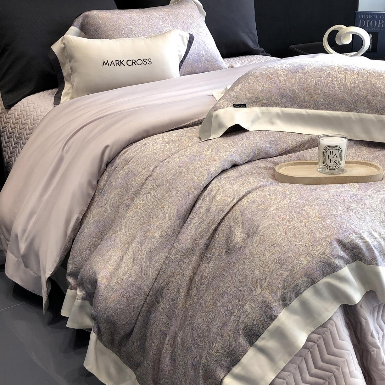 91家纺网 家纺一手货源 找家纺 佳汐蓝家纺 2025新款奶基米磨毛四件套系列 幻夜巴比伦-杜若紫