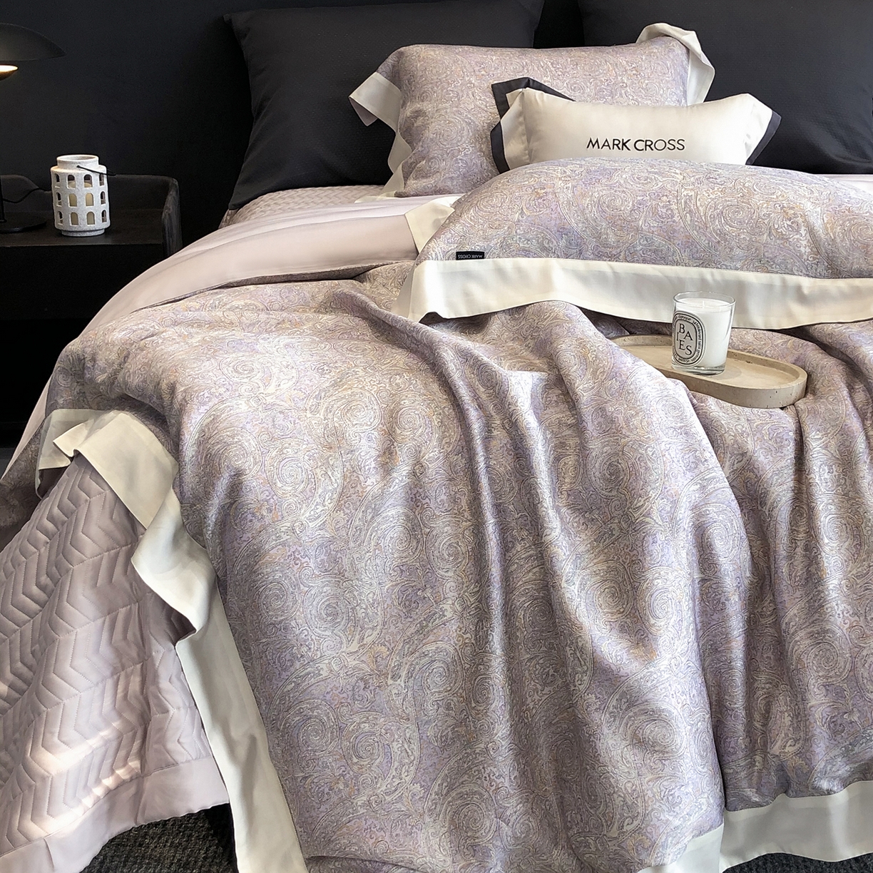 91家纺网 家纺一手货源 找家纺 佳汐蓝家纺 2025新款奶基米磨毛四件套系列 幻夜巴比伦-杜若紫