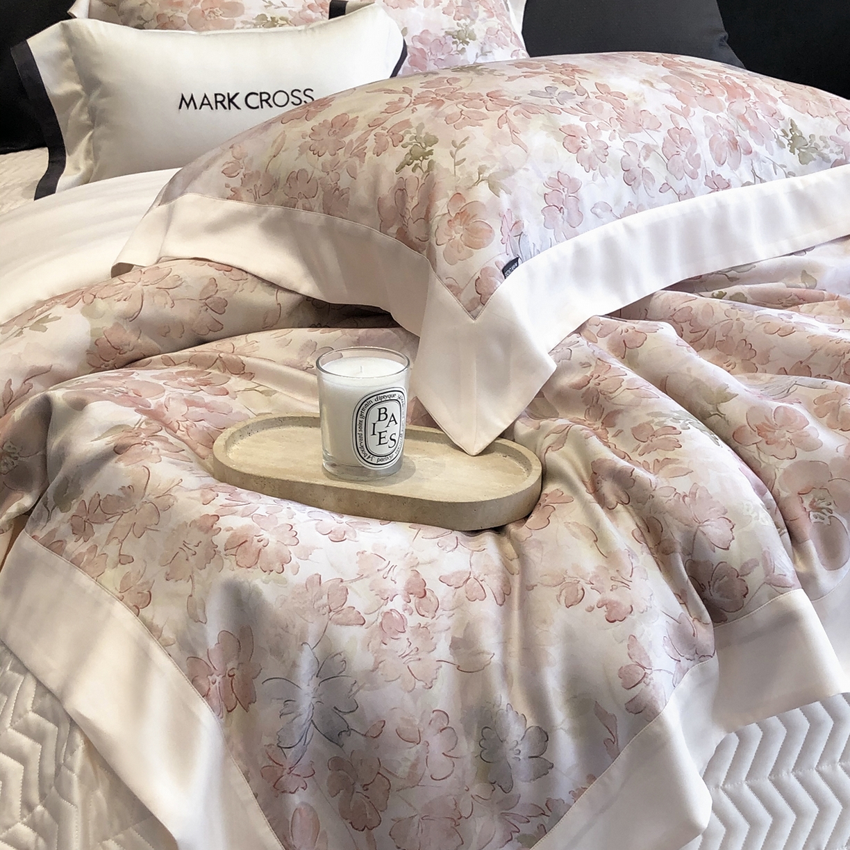 91家纺网 家纺一手货源 找家纺 佳汐蓝家纺 2025新款奶基米磨毛四件套系列 樱花风铃-童话粉