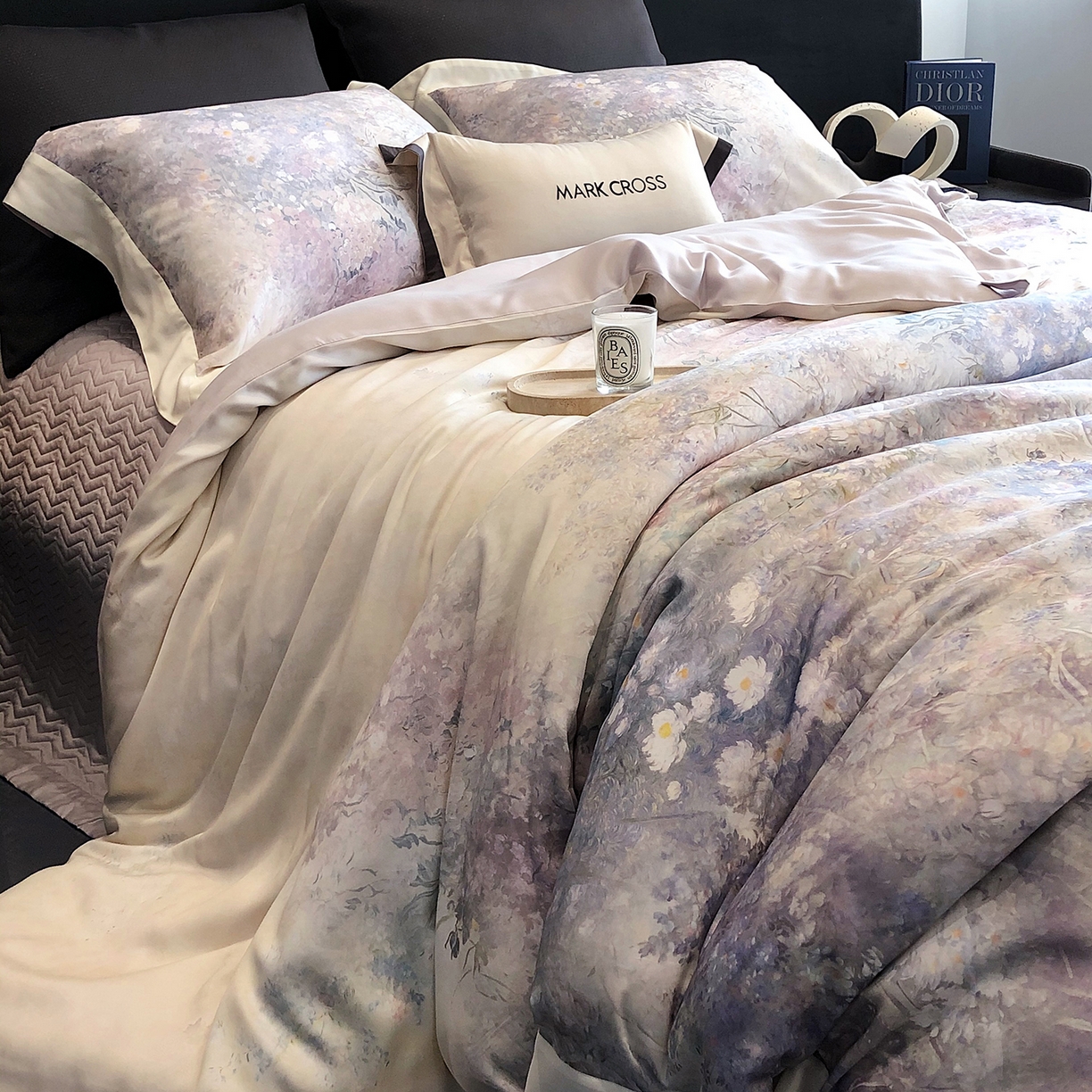 91家纺网 家纺一手货源 找家纺 佳汐蓝家纺 2025新款奶基米磨毛四件套系列 松蓝睡莲-木槿紫