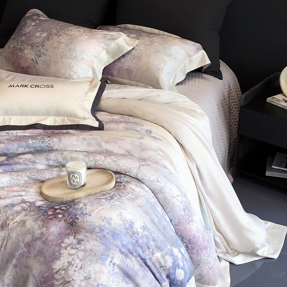 91家纺网 家纺一手货源 找家纺 佳汐蓝家纺 2025新款奶基米磨毛四件套系列 松蓝睡莲-木槿紫