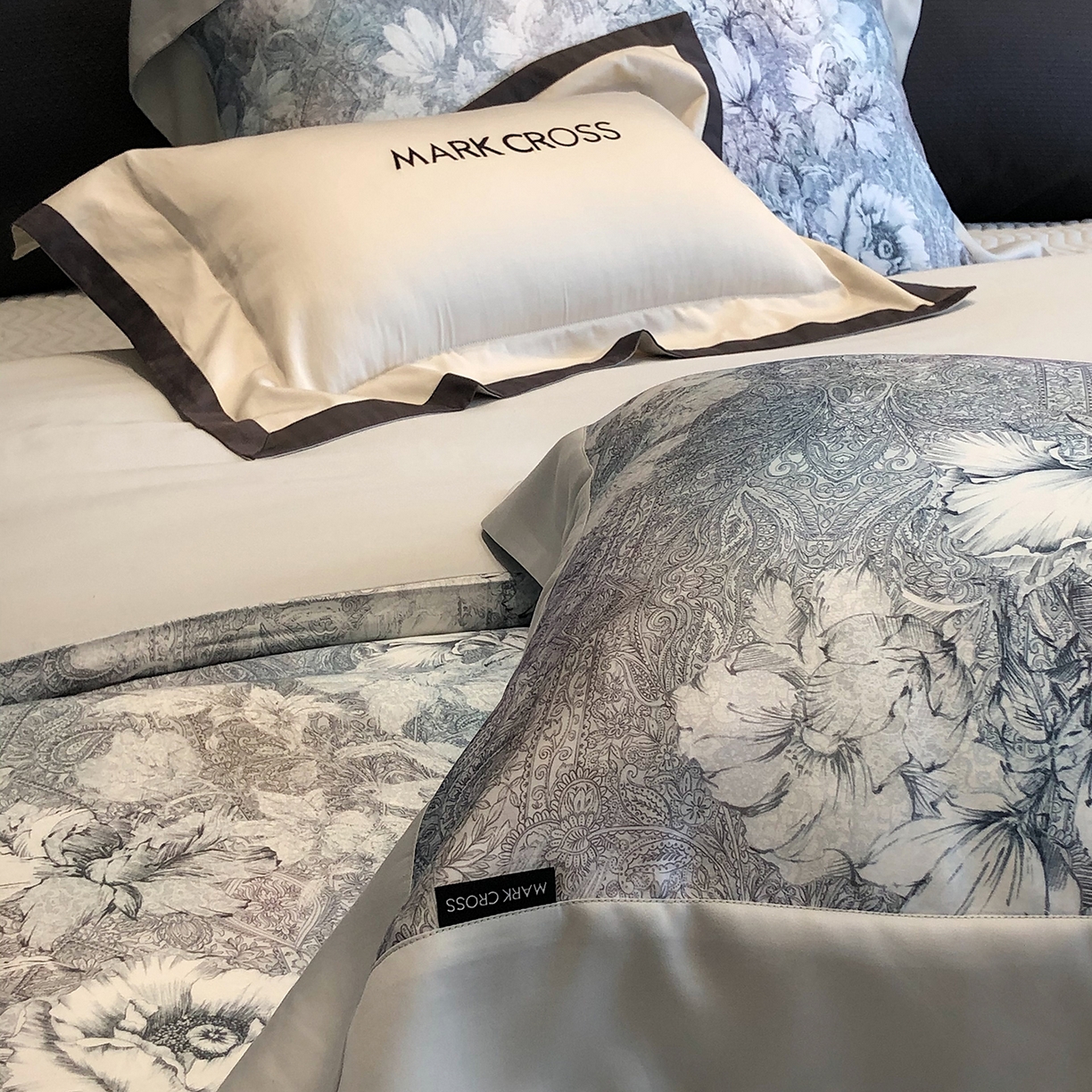 91家纺网 家纺一手货源 找家纺 佳汐蓝家纺 2025新款奶基米磨毛四件套系列 佩斯利花房-犀牛蓝灰