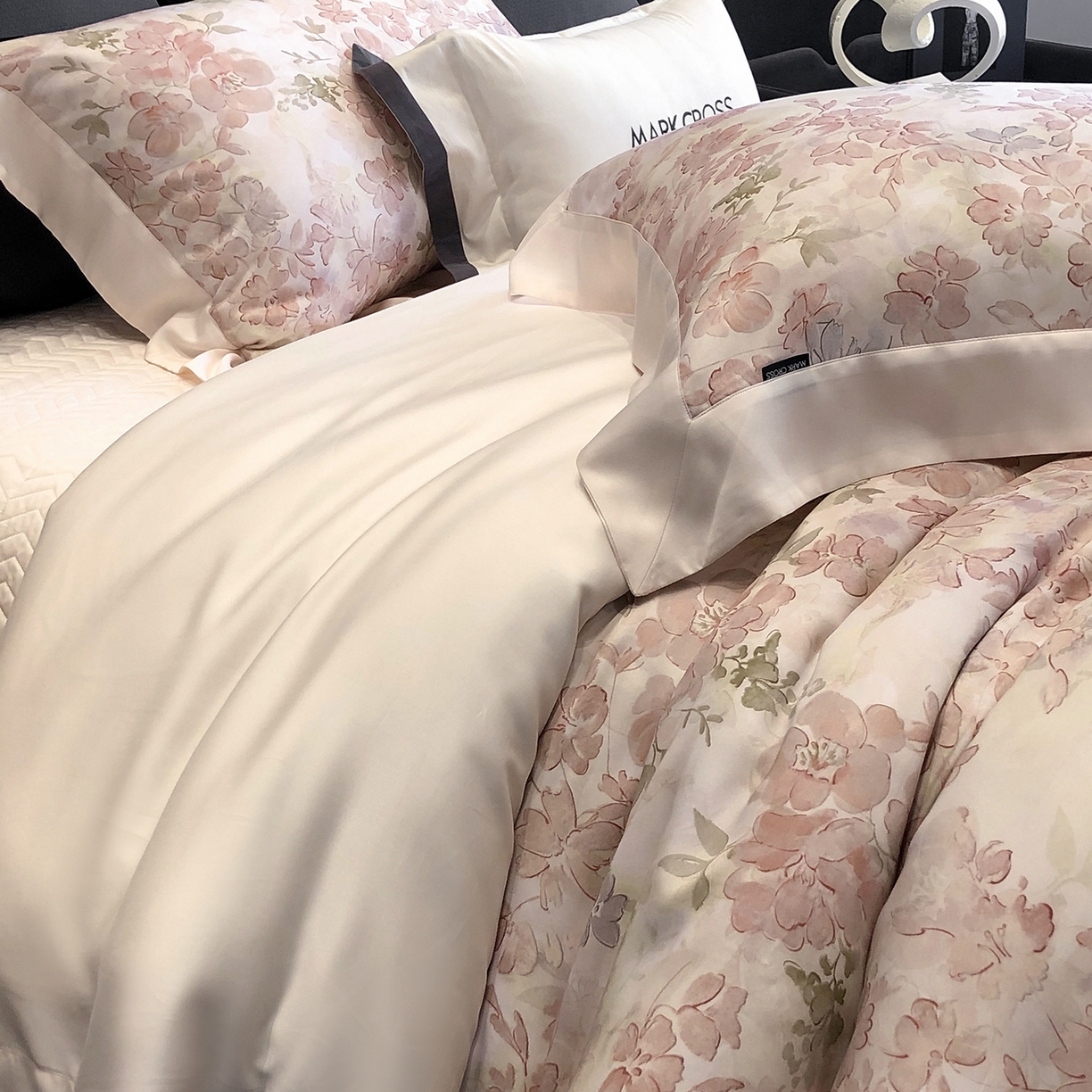 91家纺网 家纺一手货源 找家纺 佳汐蓝家纺 2025新款奶基米磨毛四件套系列 樱花风铃-童话粉