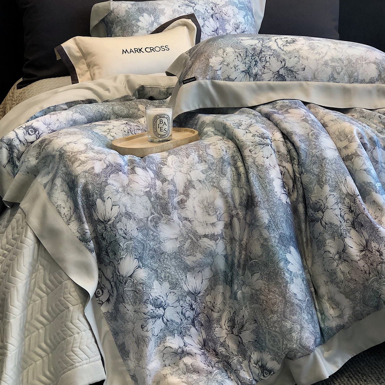 91家纺网 家纺一手货源 找家纺 佳汐蓝家纺 2025新款奶基米磨毛四件套系列 佩斯利花房-犀牛蓝灰