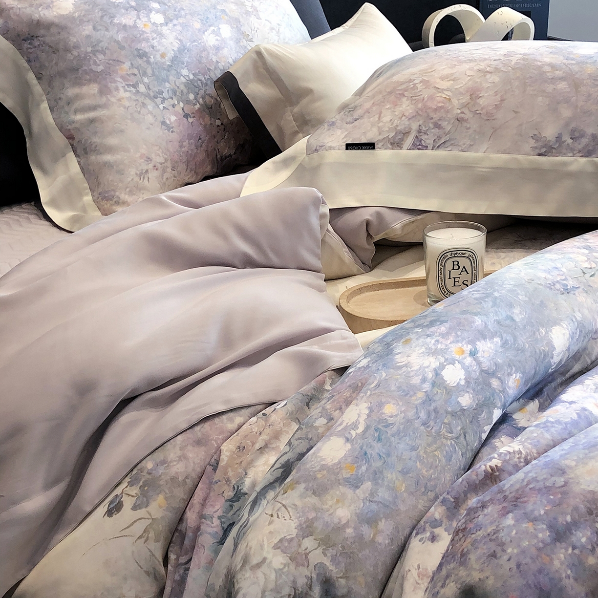 91家纺网 家纺一手货源 找家纺 佳汐蓝家纺 2025新款奶基米磨毛四件套系列 松蓝睡莲-木槿紫