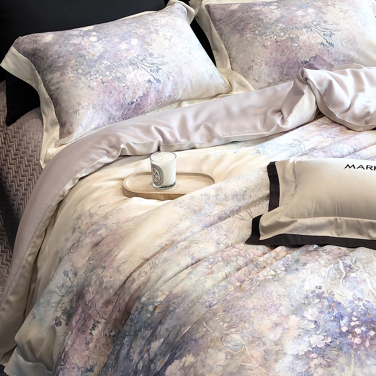 91家纺网 家纺一手货源 找家纺 佳汐蓝家纺 2025新款奶基米磨毛四件套系列 松蓝睡莲-木槿紫