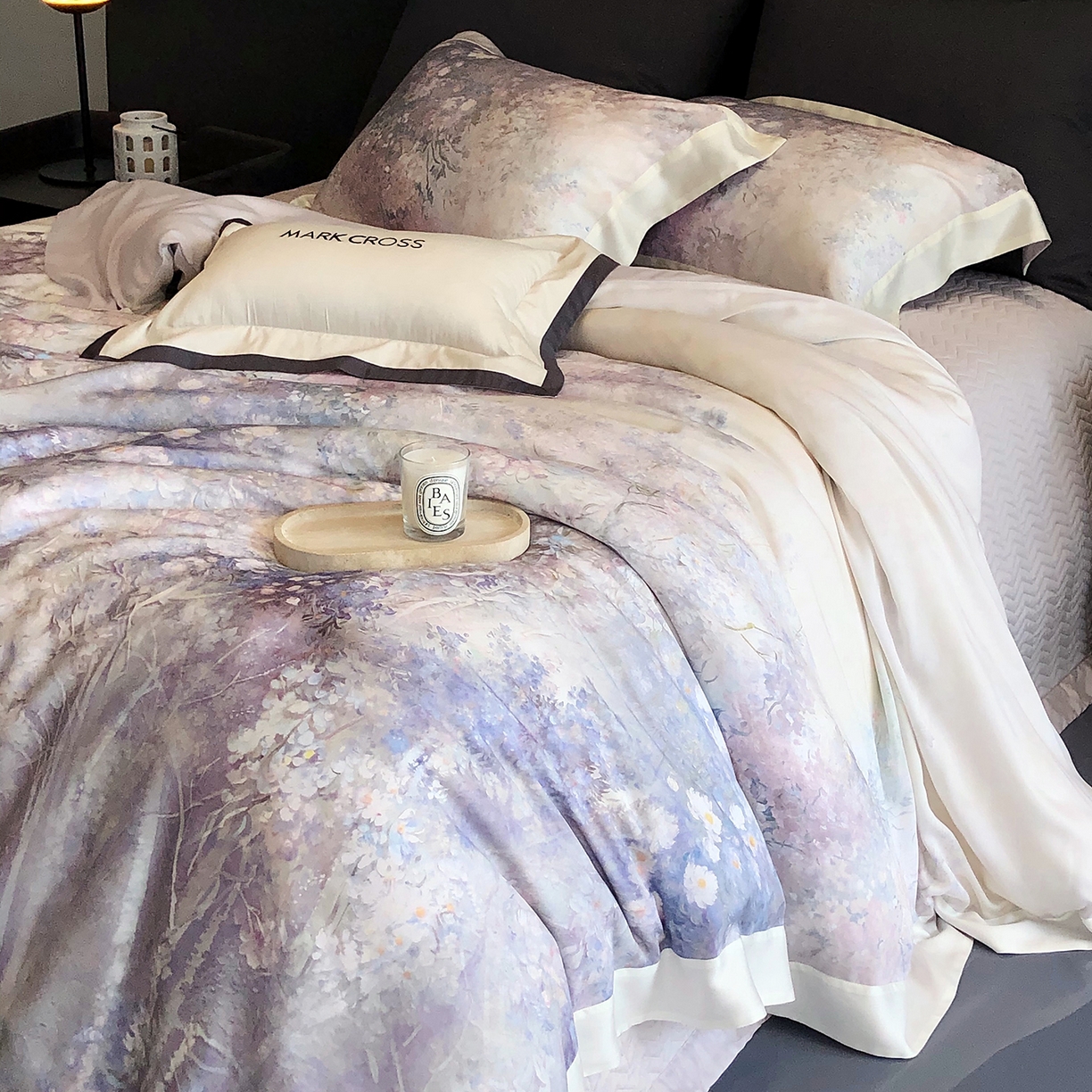 91家纺网 家纺一手货源 找家纺 佳汐蓝家纺 2025新款奶基米磨毛四件套系列 松蓝睡莲-木槿紫