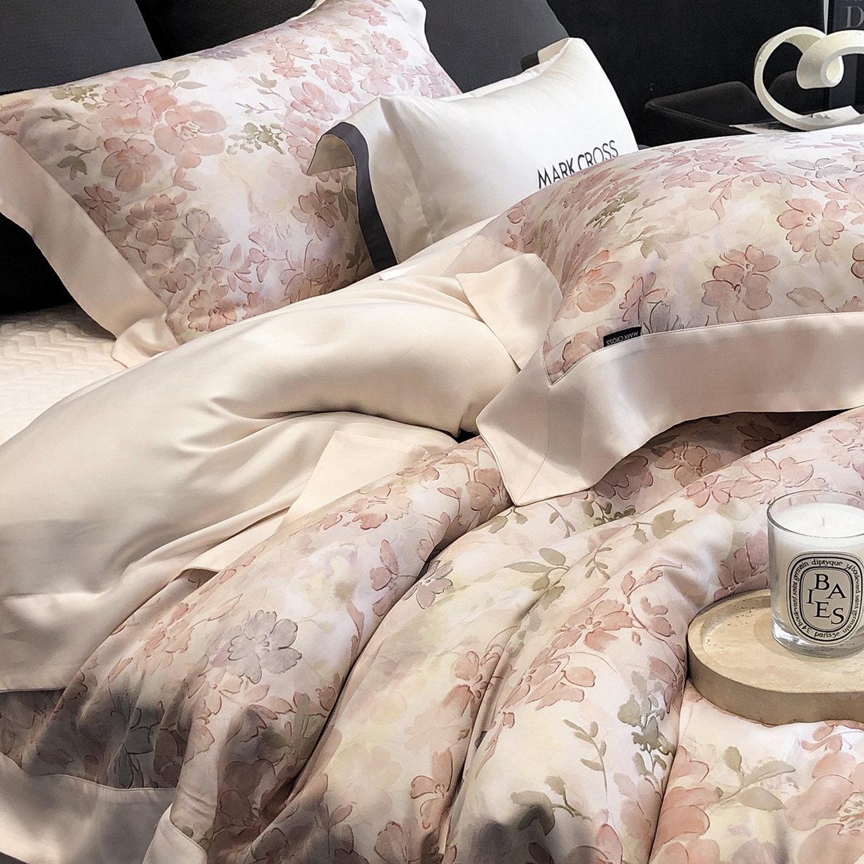 91家纺网 家纺一手货源 找家纺 佳汐蓝家纺 2025新款奶基米磨毛四件套系列 樱花风铃-童话粉