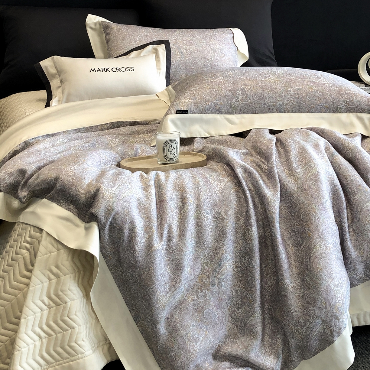 91家纺网 家纺一手货源 找家纺 佳汐蓝家纺 2025新款奶基米磨毛四件套系列 幻夜巴比伦-香槟绿