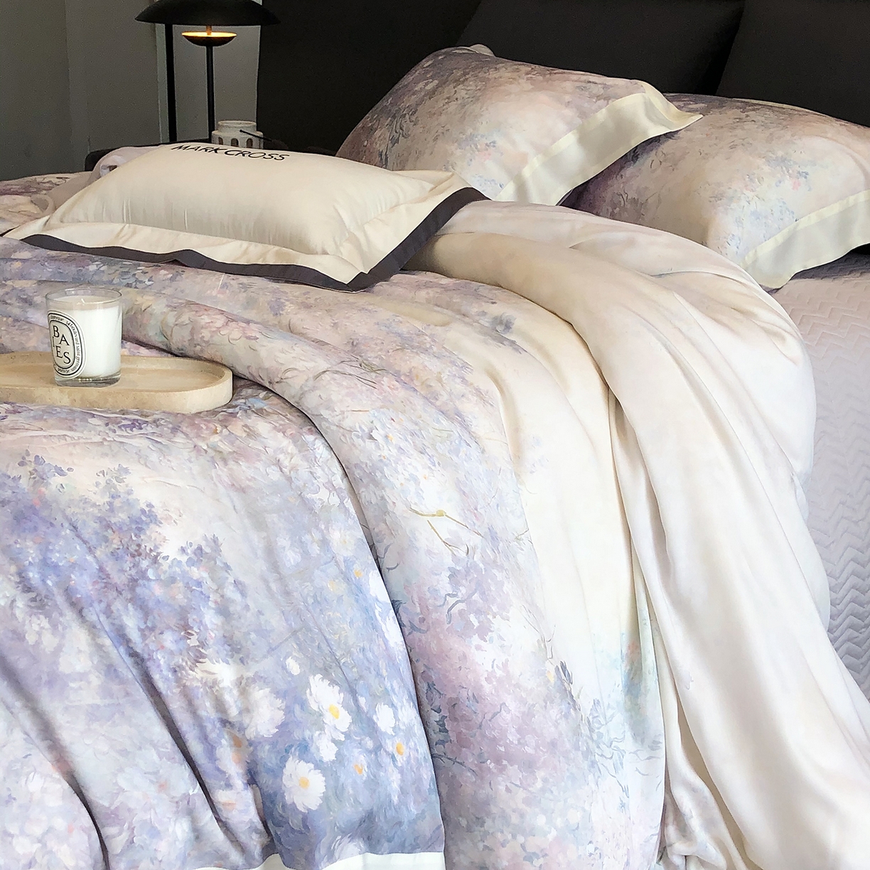 91家纺网 家纺一手货源 找家纺 佳汐蓝家纺 2025新款奶基米磨毛四件套系列 松蓝睡莲-木槿紫