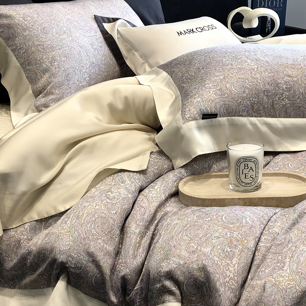 91家纺网 家纺一手货源 找家纺 佳汐蓝家纺 2025新款奶基米磨毛四件套系列 幻夜巴比伦-香槟绿