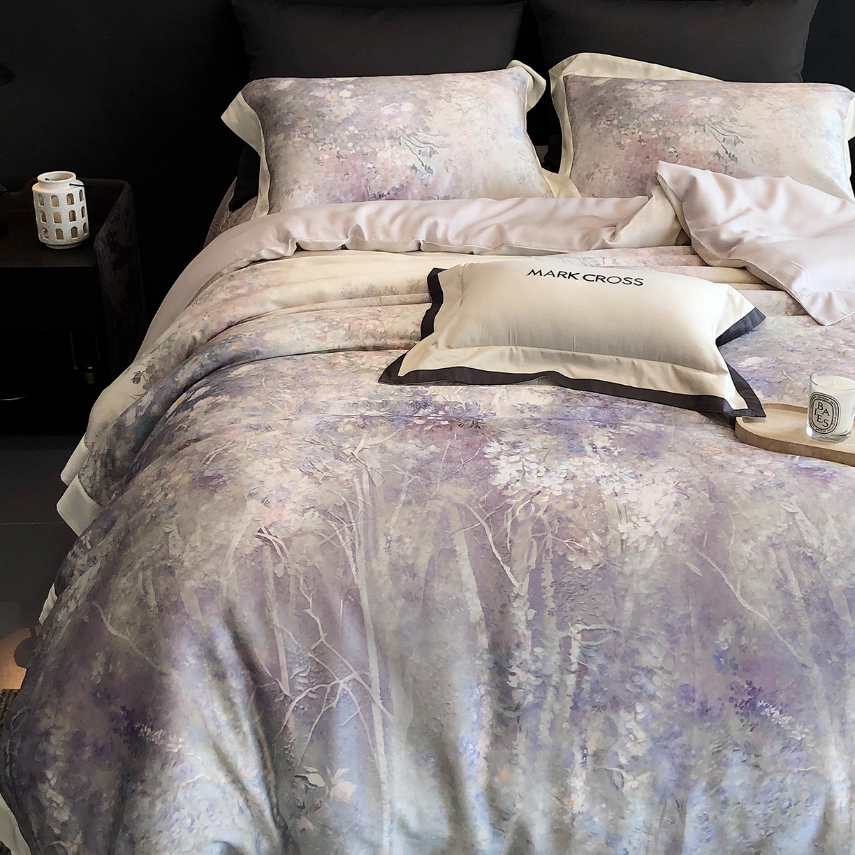 91家纺网 家纺一手货源 找家纺 佳汐蓝家纺 2025新款奶基米磨毛四件套系列 松蓝睡莲-木槿紫