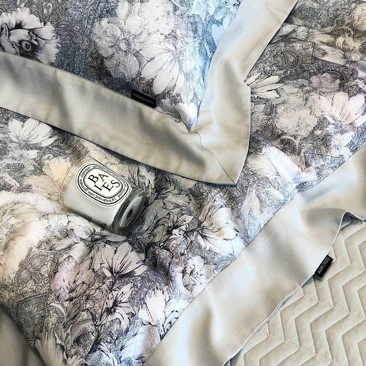 91家纺网 家纺一手货源 找家纺 佳汐蓝家纺 2025新款奶基米磨毛四件套系列 佩斯利花房-犀牛蓝灰