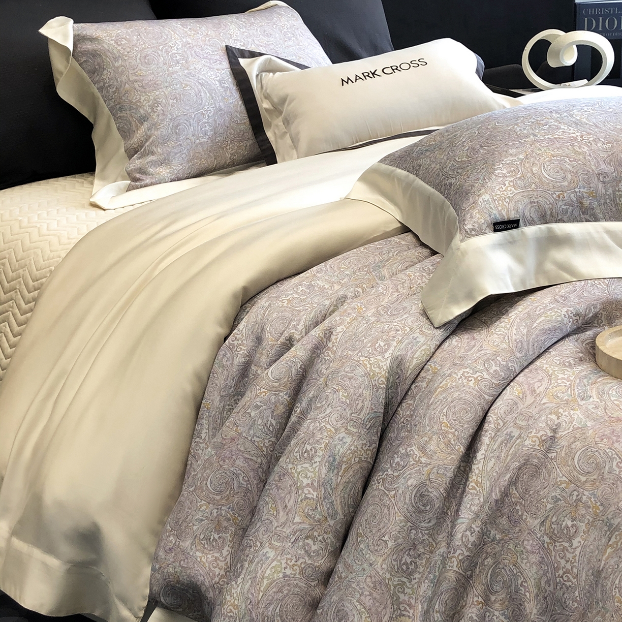 91家纺网 家纺一手货源 找家纺 佳汐蓝家纺 2025新款奶基米磨毛四件套系列 幻夜巴比伦-香槟绿