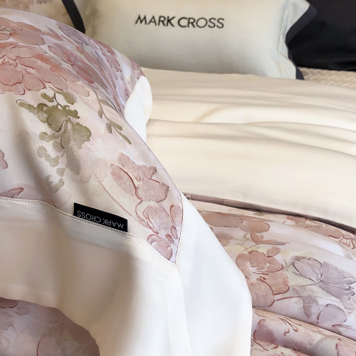 91家纺网 家纺一手货源 找家纺 佳汐蓝家纺 2025新款奶基米磨毛四件套系列 樱花风铃-童话粉