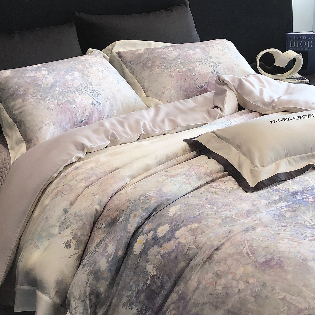 91家纺网 家纺一手货源 找家纺 佳汐蓝家纺 2025新款奶基米磨毛四件套系列 松蓝睡莲-木槿紫