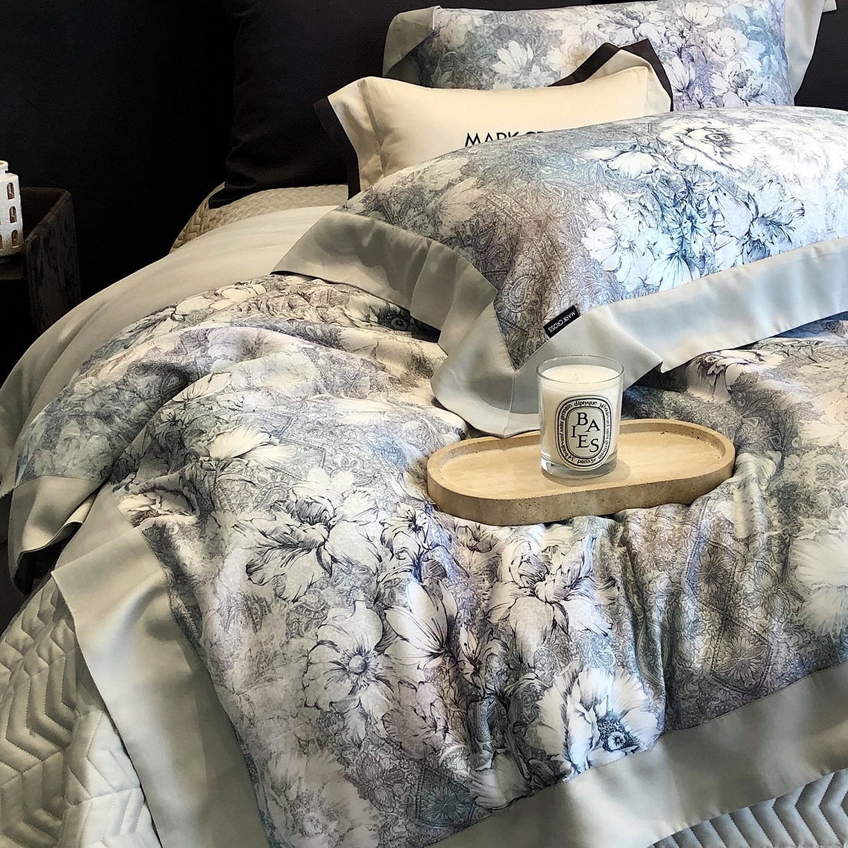 91家纺网 家纺一手货源 找家纺 佳汐蓝家纺 2025新款奶基米磨毛四件套系列 佩斯利花房-犀牛蓝灰