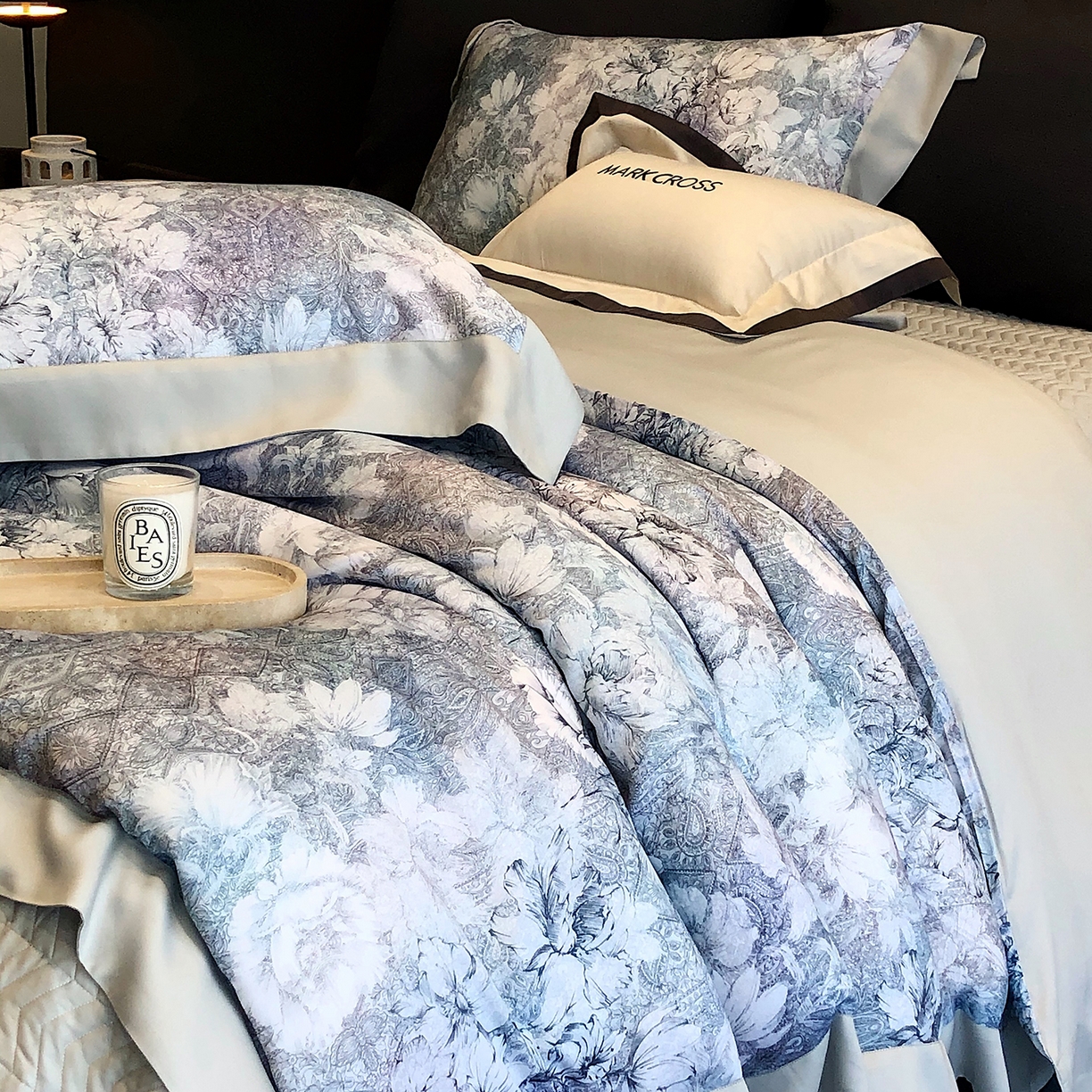 91家纺网 家纺一手货源 找家纺 佳汐蓝家纺 2025新款奶基米磨毛四件套系列 佩斯利花房-犀牛蓝灰