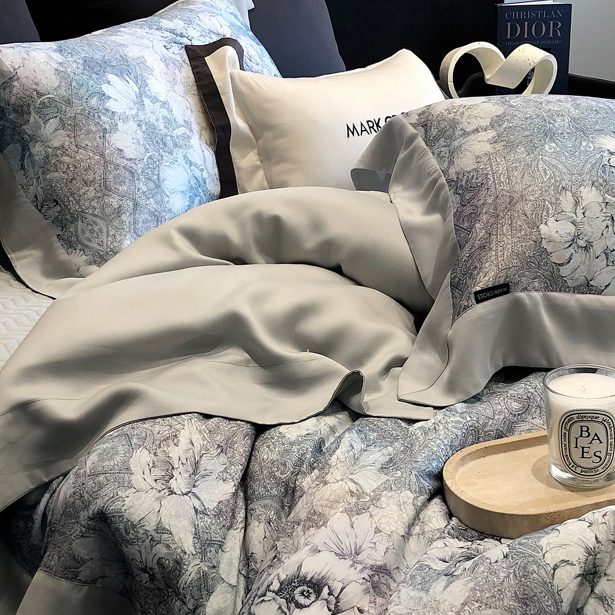 91家纺网 家纺一手货源 找家纺 佳汐蓝家纺 2025新款奶基米磨毛四件套系列 佩斯利花房-犀牛蓝灰